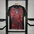 CAMISA PRÉ JOGO DA SELEÇÃO DA ALEMANHA 24/25 MULTICOLOR PRETO TREINO