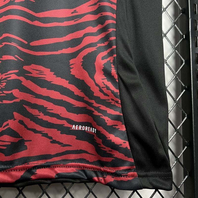 CAMISA PRÉ JOGO DA SELEÇÃO DA ALEMANHA 24/25 MULTICOLOR PRETO TREINO