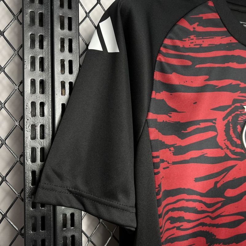 CAMISA PRÉ JOGO DA SELEÇÃO DA ALEMANHA 24/25 MULTICOLOR PRETO TREINO